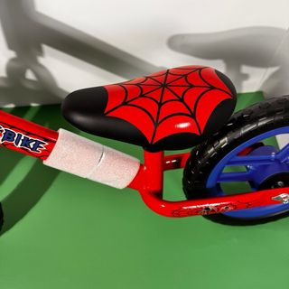 Bicicleta de equilibrio infantil roja