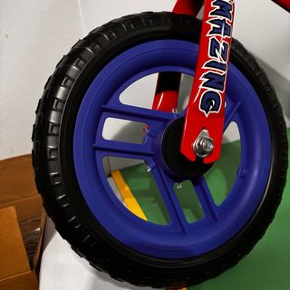 Bicicleta de equilibrio infantil roja
