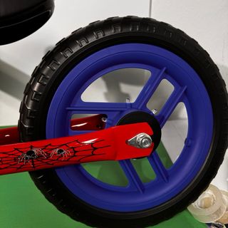 Bicicleta de equilibrio infantil roja