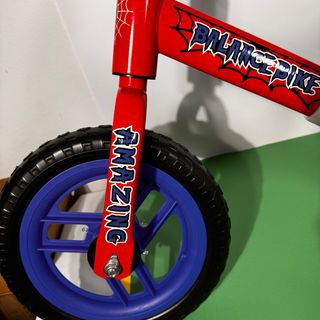 Bicicleta de equilibrio infantil roja