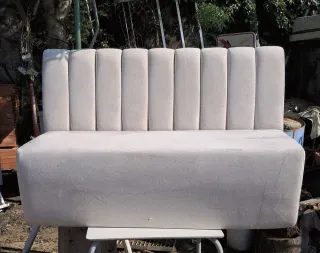 Sofá de tela beige
