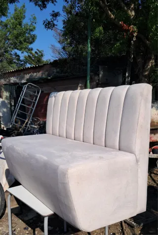 Sofá de tela beige
