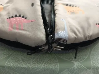 Saco para cochecito de bebé con dinosaurios.