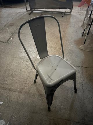 Sillas metálicas grises