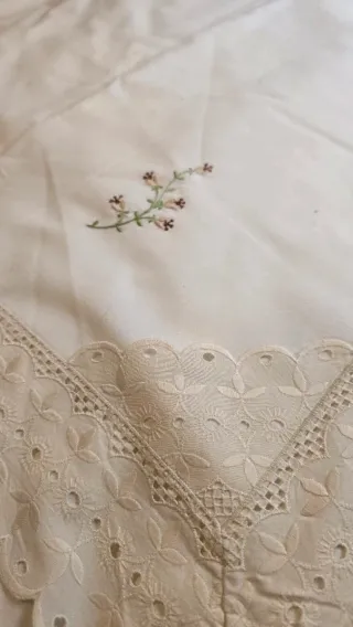 Sábanas vintage bordadas y encaje estilo romántico