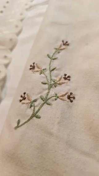 Sábanas vintage bordadas y encaje estilo romántico