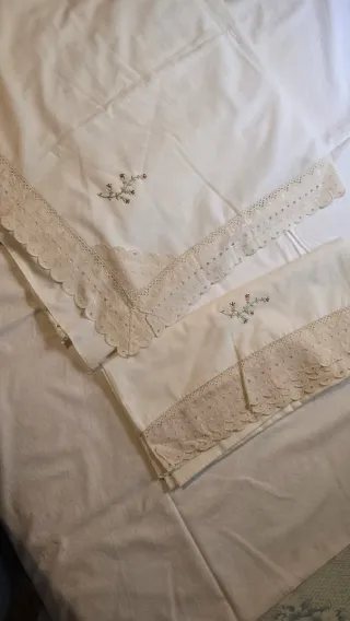 Sábanas vintage bordadas y encaje estilo romántico