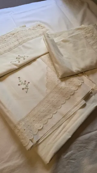 Sábanas vintage bordadas y encaje estilo romántico