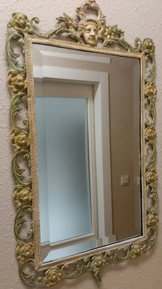 Recibidor pintado a mano con mármol