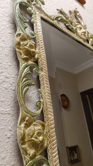 Recibidor pintado a mano con mármol