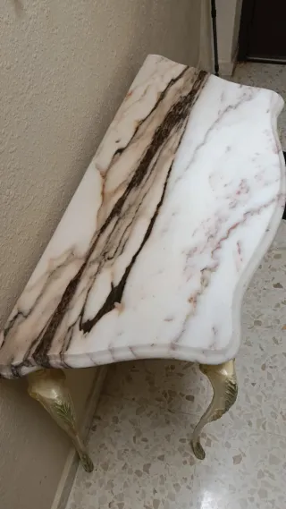 Recibidor pintado a mano con mármol