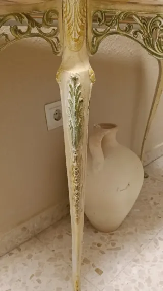 Recibidor pintado a mano con mármol