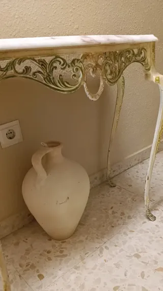 Recibidor pintado a mano con mármol