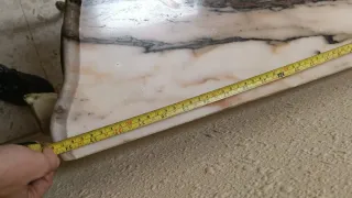 Recibidor pintado a mano con mármol