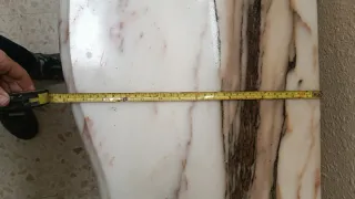 Recibidor pintado a mano con mármol