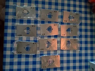 Abrebotellas metálico forma carta de póker