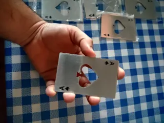 Abrebotellas metálico forma carta de póker