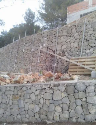 Muro de piedra natural