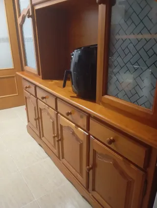 Mueble aparador de madera y cristal