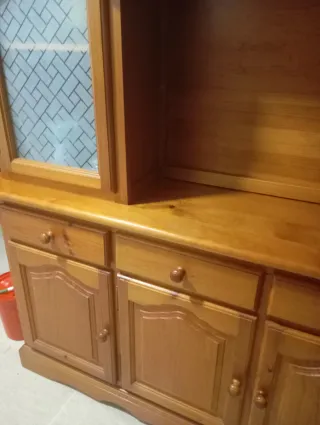 Mueble aparador de madera y cristal