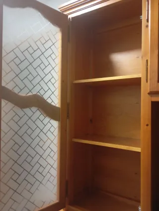 Mueble aparador de madera y cristal