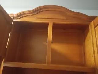 Mueble aparador de madera y cristal