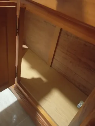 Mueble aparador de madera y cristal
