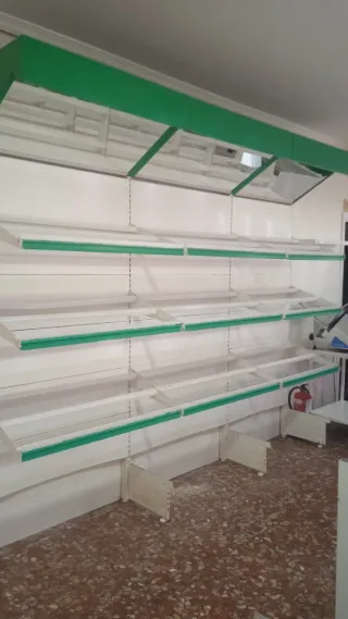 Estantería metálica verde y blanca