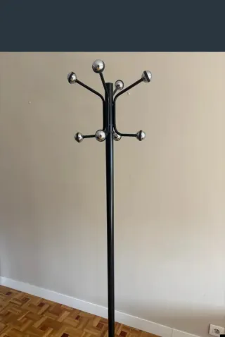 Perchero de pie metal negro y plata