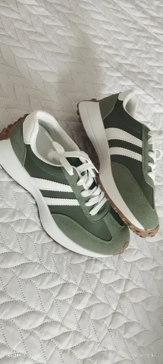 Zapatillas casuales verdes y blancas