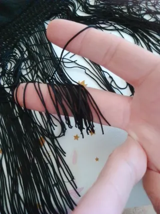 Mantón nero ricamato