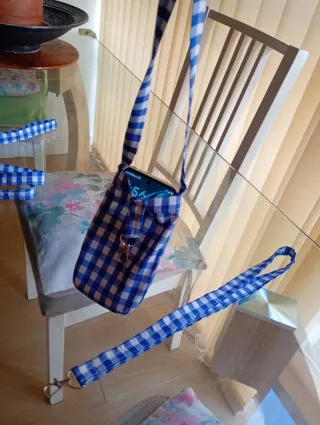 Bolso para llevar el móvil y llavero