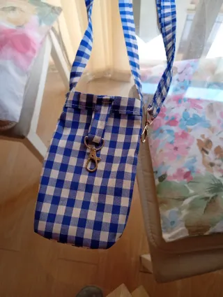 Bolso para llevar el móvil y llavero