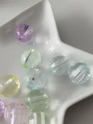 Abalorios transparentes facetados