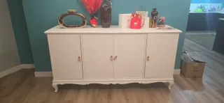 Mueble antiguo castaño  lacado blanco