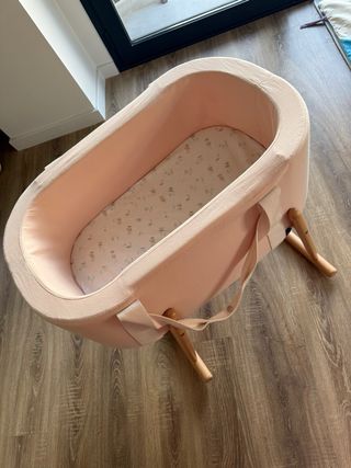 Moisés bebé rosa con patas de madera