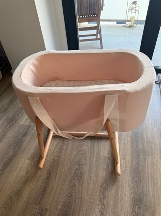 Moisés bebé rosa con patas de madera