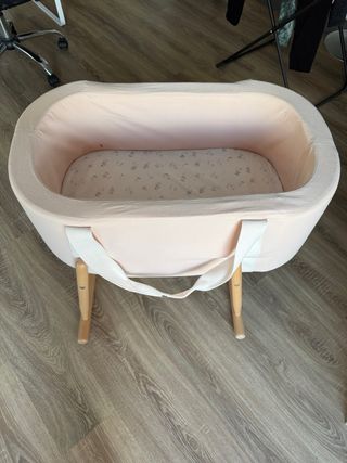 Moisés bebé rosa con patas de madera