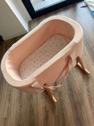 Moisés bebé rosa con patas de madera