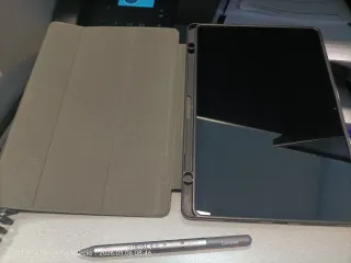 Tablet Lenovo Gris y Negra con Funda y Lápiz