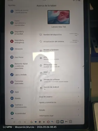 Tablet Lenovo Gris y Negra con Funda y Lápiz