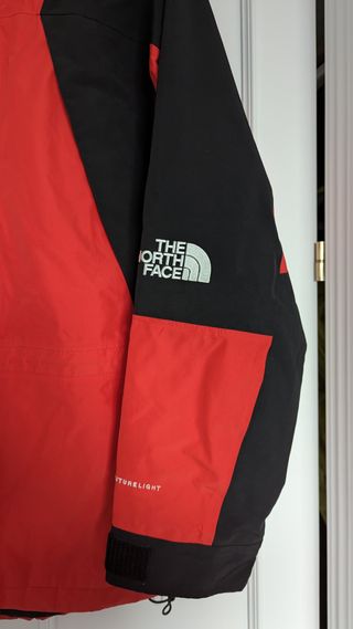 Parka The North Face Roja y Negra
