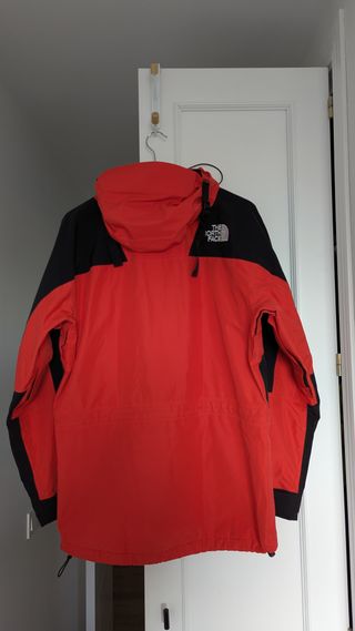 Parka The North Face Roja y Negra