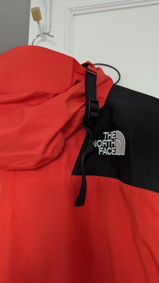 Parka The North Face Roja y Negra