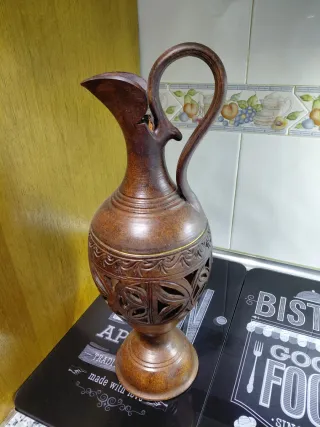 Jarrón de barro tallado