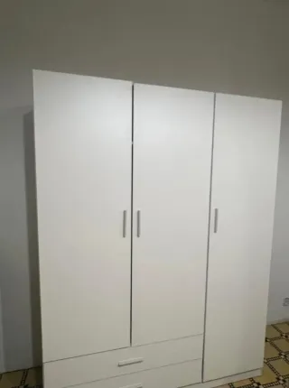 Armario blanco 3 puertas y 2 cajones