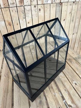 CASA PEQUEÑA PARA PLANTAS Y FLORES NEGRA