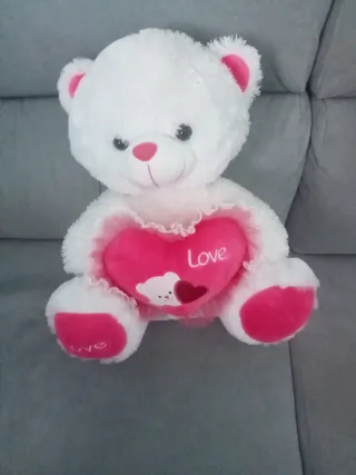Oso de peluche blanco con corazón rosa