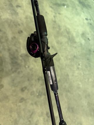 Carrete de pesca negro