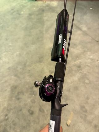 Carrete de pesca negro